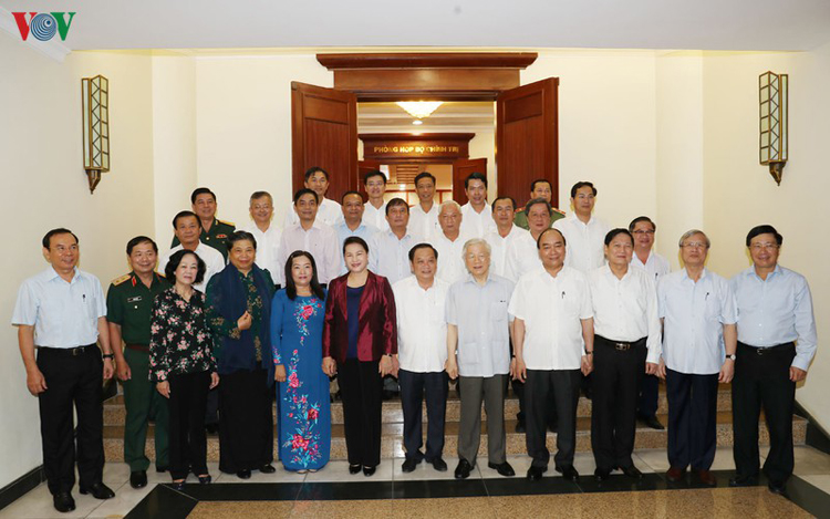 Tổng Bí thư, Chủ tịch nước Nguyễn Phú Trọng chụp ảnh lưu niệm với Ban Thường vụ Thành uỷ Cần Thơ.