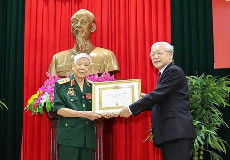 Tổng Bí thư, Chủ tịch nước Nguyễn Phú Trọng, Bí thư Quân ủy Trung ương, trao Huy hiệu 70 năm tuổi Đảng tặng nguyên Tổng Bí thư Lê Khả Phiêu.