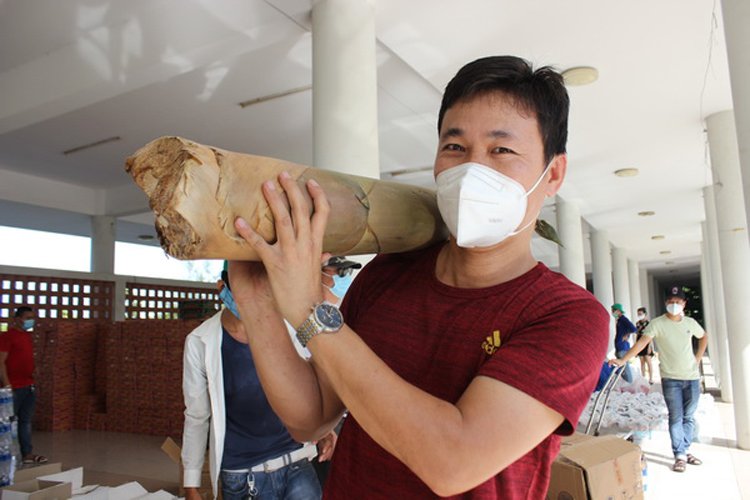 Các tình nguyện viên chuyển hàng của đồng bào huyện Nam Trà My (Quảng Nam) về ủng hộ người dân vùng dịch Đà Nẵng.