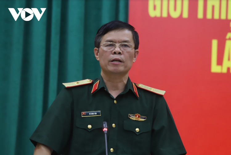 Thiếu tướng Vũ Đình Vân, Phó cục trưởng Cục Tổ chức Chính trị, Tổng cục Chính trị thông tin tại cuộc họp báo.