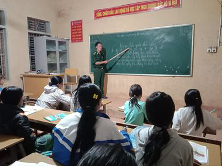 Lớp học xoá mù chữ của thầy giáo Vàng Lao Lừ.