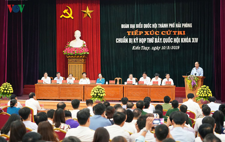 Thủ tướng Nguyễn Xuân Phúc trao đổi với cử tri.