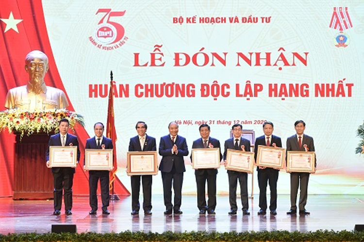 Thủ tướng trao tặng các danh hiệu cao quý cho các cán bộ, tập thể, đơn vị thuộc Bộ Kế hoạch và Đầu tư. Ảnh: QUANG HIẾU.