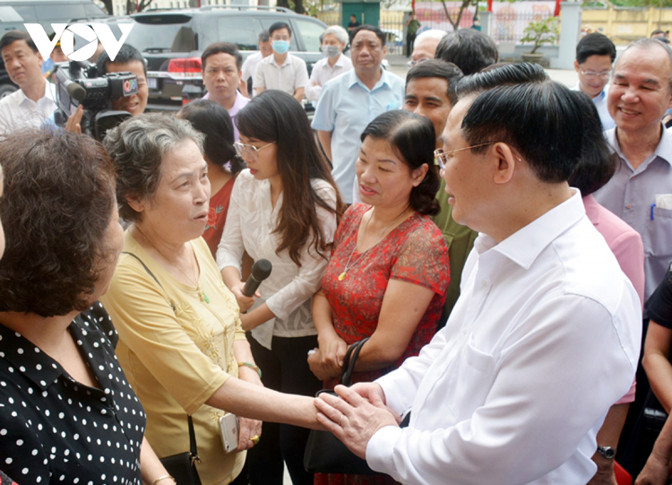Chủ tịch Quốc hội trao đổi với người dân phường Hồng Hải, TP Hạ Long.