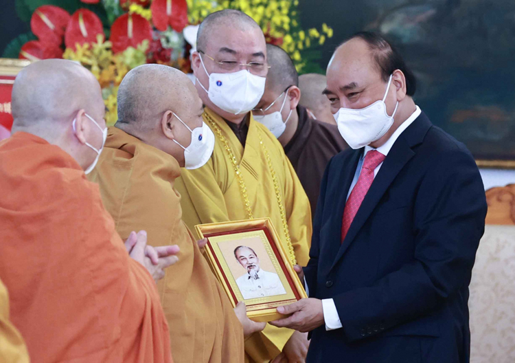 Chủ tịch nước tặng ảnh chân dung Bác Hồ cho các đại biểu.