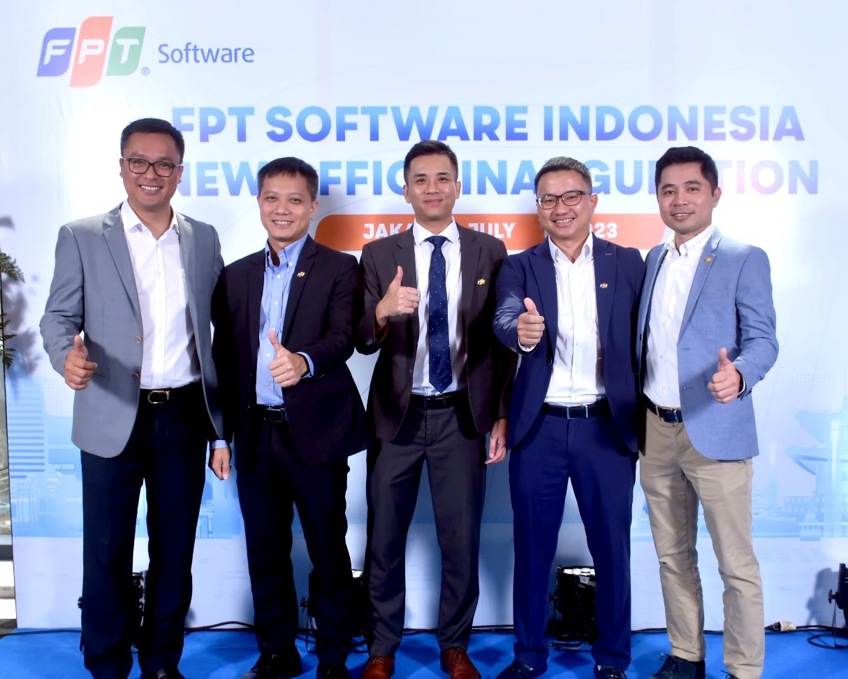 Ông Nguyễn Hoàng Tùng, Giám đốc FPT Software chi nhánh Indonesia (đứng giữa) đặt mục tiêu có 10.000 nhân sự vào năm 2035. Nguồn: FPT Software