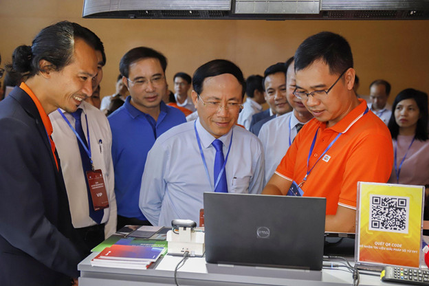 Đại diện FPT giới thiệu các giải pháp công nghệ với Chủ tịch UBND tỉnh Bình Định ông Phạm Anh Tuấn tại sự kiện