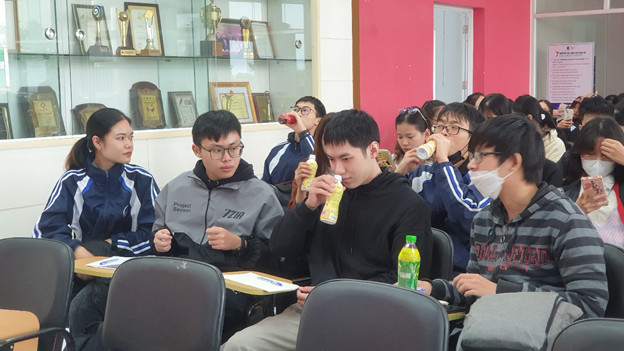  Đoàn sinh viên tham gia giao lưu cùng đại diện Nhà máy Number One Hà Nam