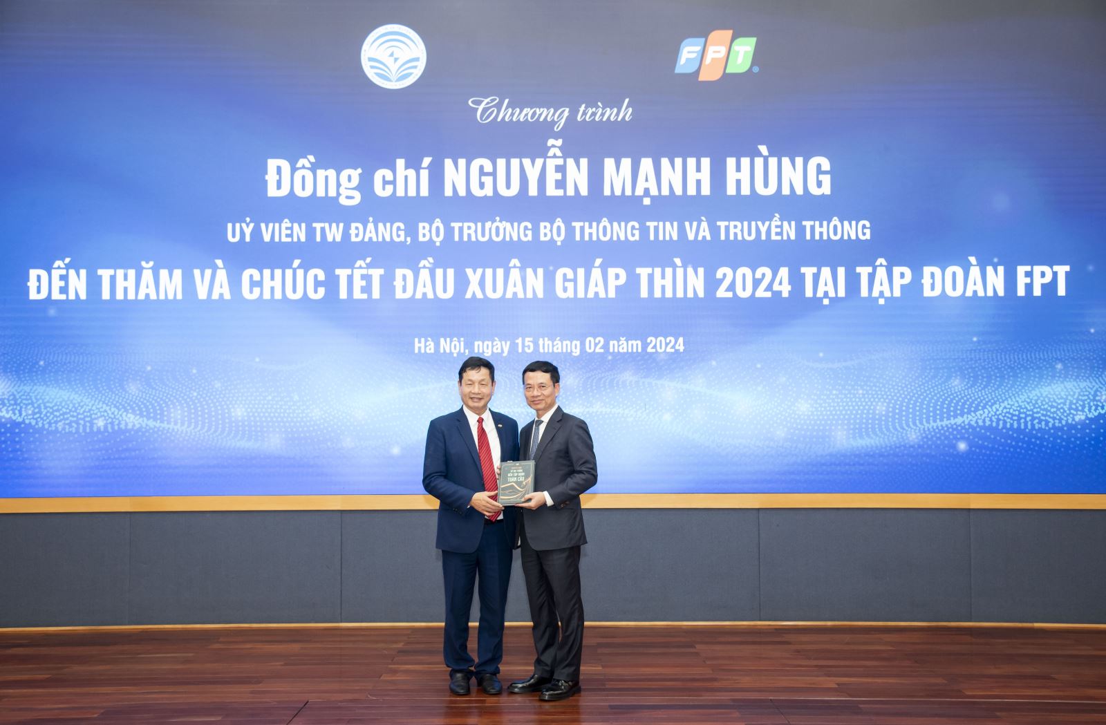 Ông Trương Gia Bình gửi tặng Bộ trưởng Nguyễn Mạnh Hùng cuốn sách Từ tay trắng đến Tập đoàn Toàn cầu.