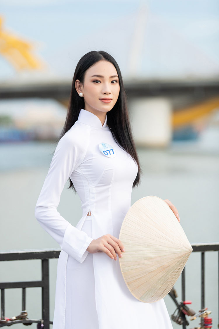 Các cô gái của Miss World Vietnam đã khéo léo khoe trọn hình thể chuẩn tới từng centimet của mình trong tà áo dài trắng tại biển trời Đà Nẵng.
