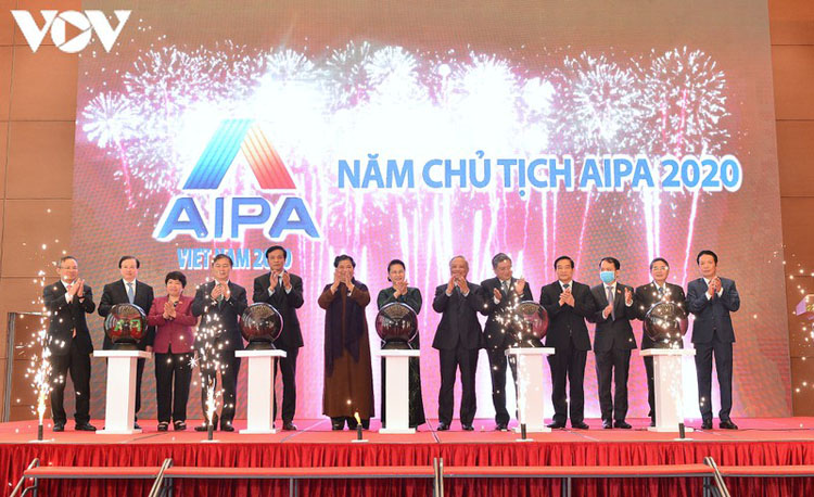 Chủ tịch Quốc hội Nguyễn Thị Kim Ngân và các đại biểu ấn nút khởi động Trang thông tin điện tử, ứng dụng trên thiết bị di động của Năm Chủ tịch AIPA 41.