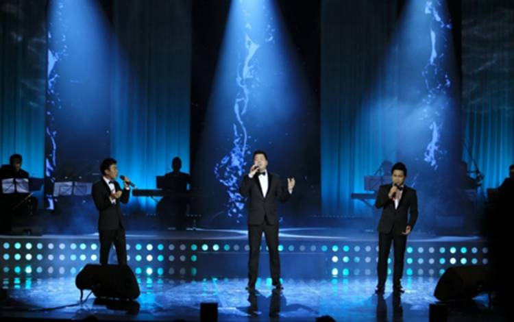 “Tam ca nhạc đỏ”: Đăng Dương, Trọng Tấn, Việt Hoàn trên sân khấu, hát những bản tình ca bất hủ trong nước và quốc tế khiến khán giả hào hứng. 