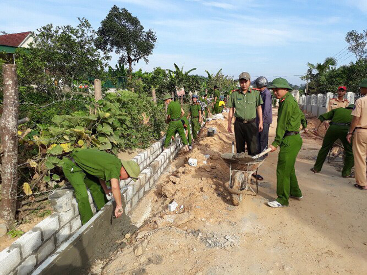 Quân và dân huyện Can Lộc, Hà Tĩnh chung sức vì một nông thôn mới ở địa phương.   Ảnh: PV.