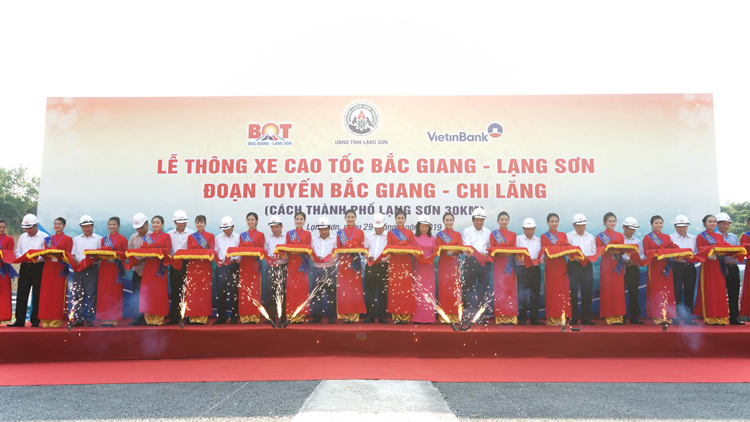 Các vị đại biểu cắt băng khánh thành Dự án cao tốc Bắc Giang - Lạng Sơn.