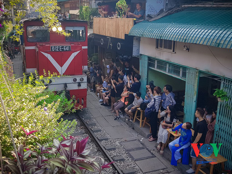 Tàu từ Hà Nội đi Hải Phòng đã phải dừng hơn một phút ở Phùng Hưng để chờ nhiều du khách đang ngồi uống cà phê và chụp ảnh trên đường tàu kịp “sơ tán” khỏi đường ray mới có thể tiếp tục hành trình.