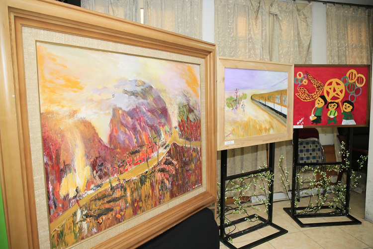 50 tác phẩm hội họa của Trung tướng, nhà văn Hữu Ước cũng được trưng bày tại đêm nhạc.                 Ảnh: KT.