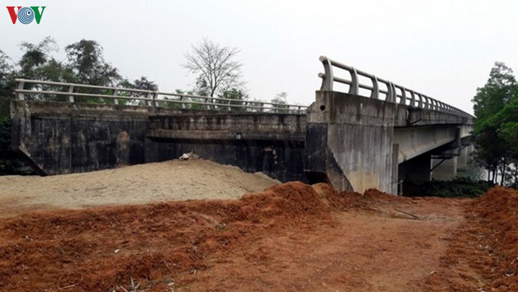 Dự án cầu An Mô bắc qua sông Thạch Hãn sau gần 10 năm triển khai vẫn chưa xong.