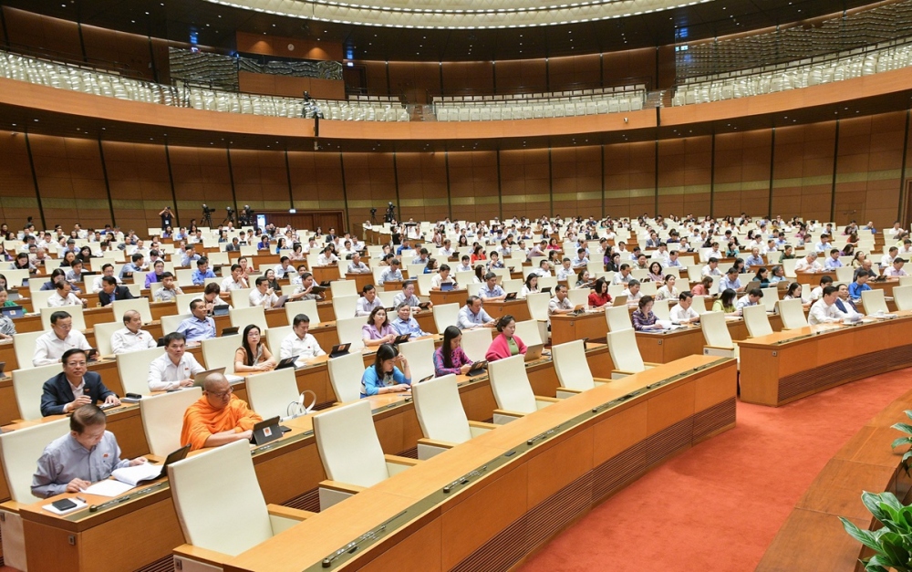 Quốc hội thảo luận “có bắt buộc giao dịch bất động sản qua sàn hay không”.