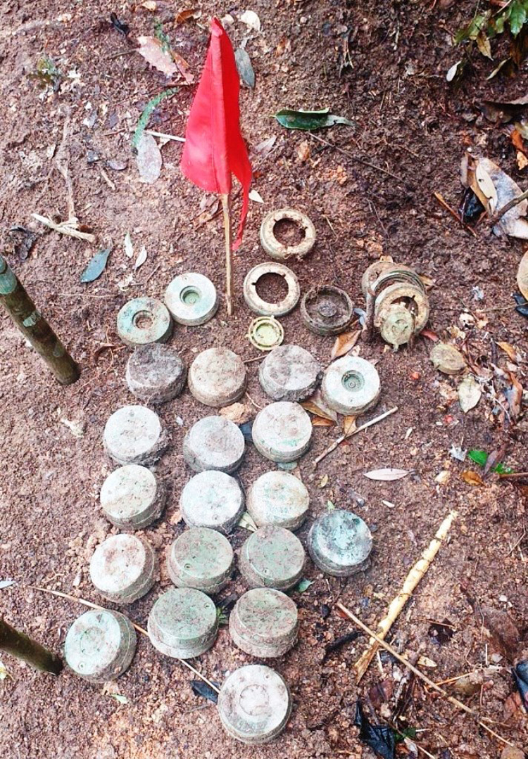 Bom mìn, vật liệu nổ tìm thấy trên biên giới Hà Giang.
