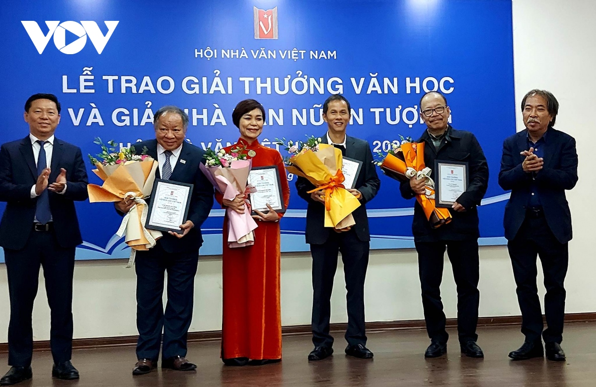 Ban tổ chức tôn vinh các tác giả giành Giải thưởng của Hội Nhà văn Việt Nam năm 2022.