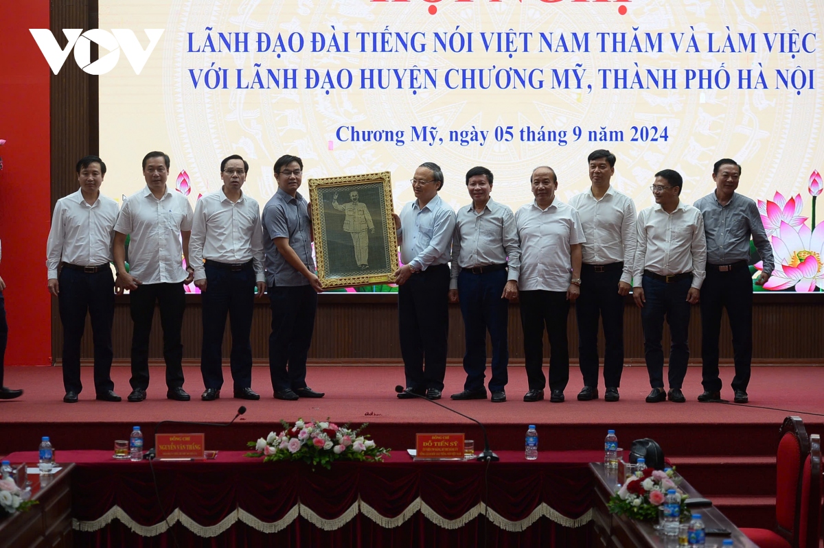 Ban Thường vụ Huyện ủy Chương Mỹ tặng Ban Thường vụ Đảng ủy Đài Tiếng nói Việt Nam bức ảnh chân dung Bác Hồ.