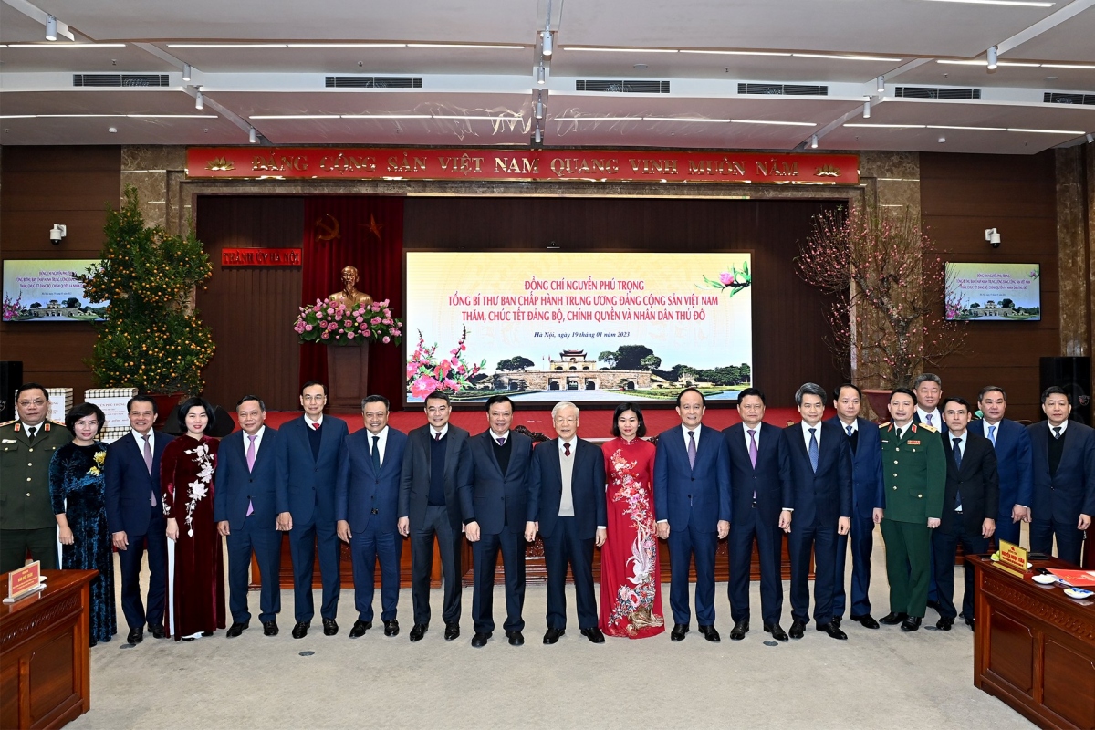 Tổng Bí thư chụp ảnh lưu niệm với lãnh đạo thành phố Hà Nội.