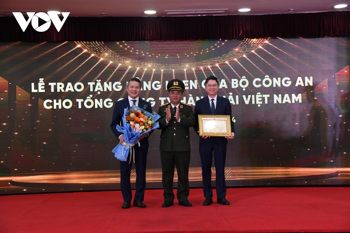 Lãnh đạo Cục C04 Bộ Công an trao Bằng khen cho lãnh đạo VIMC.