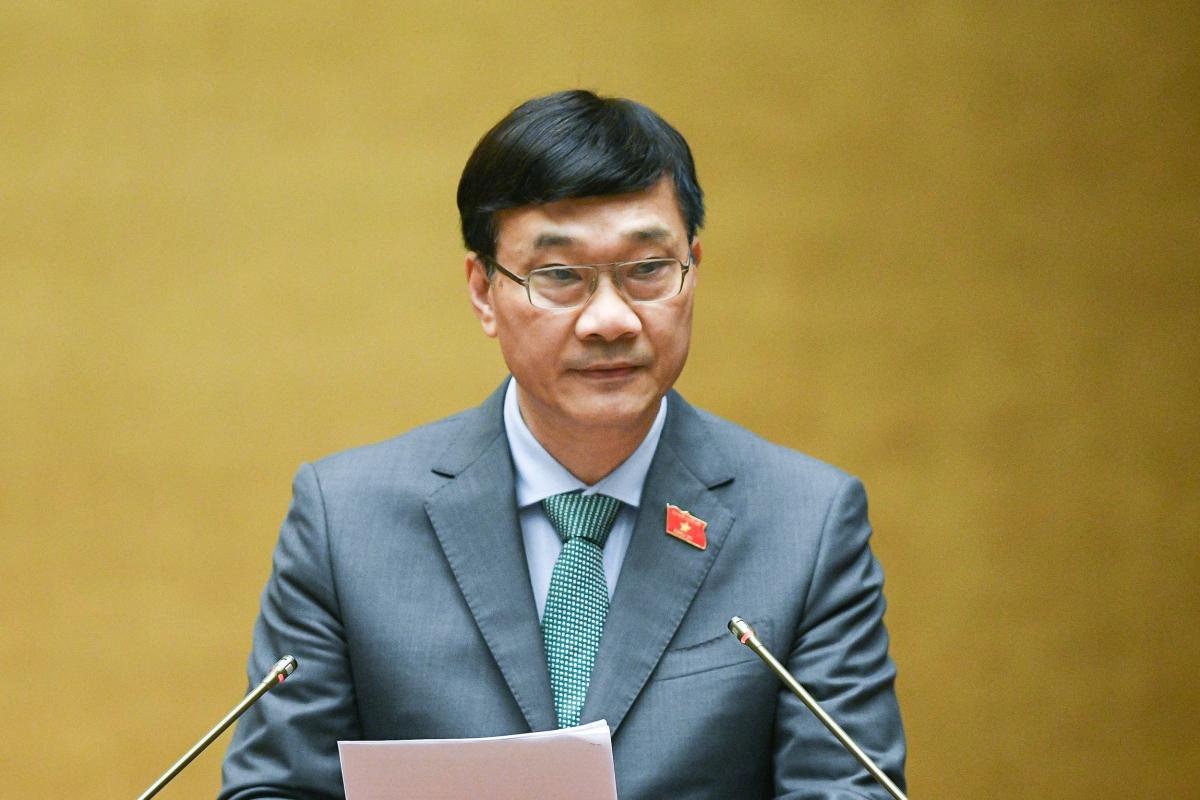 Chủ nhiệm Ủy ban Kinh tế Vũ Hồng Thanh trình bày báo cáo trước Quốc hội, chiều 10/11.