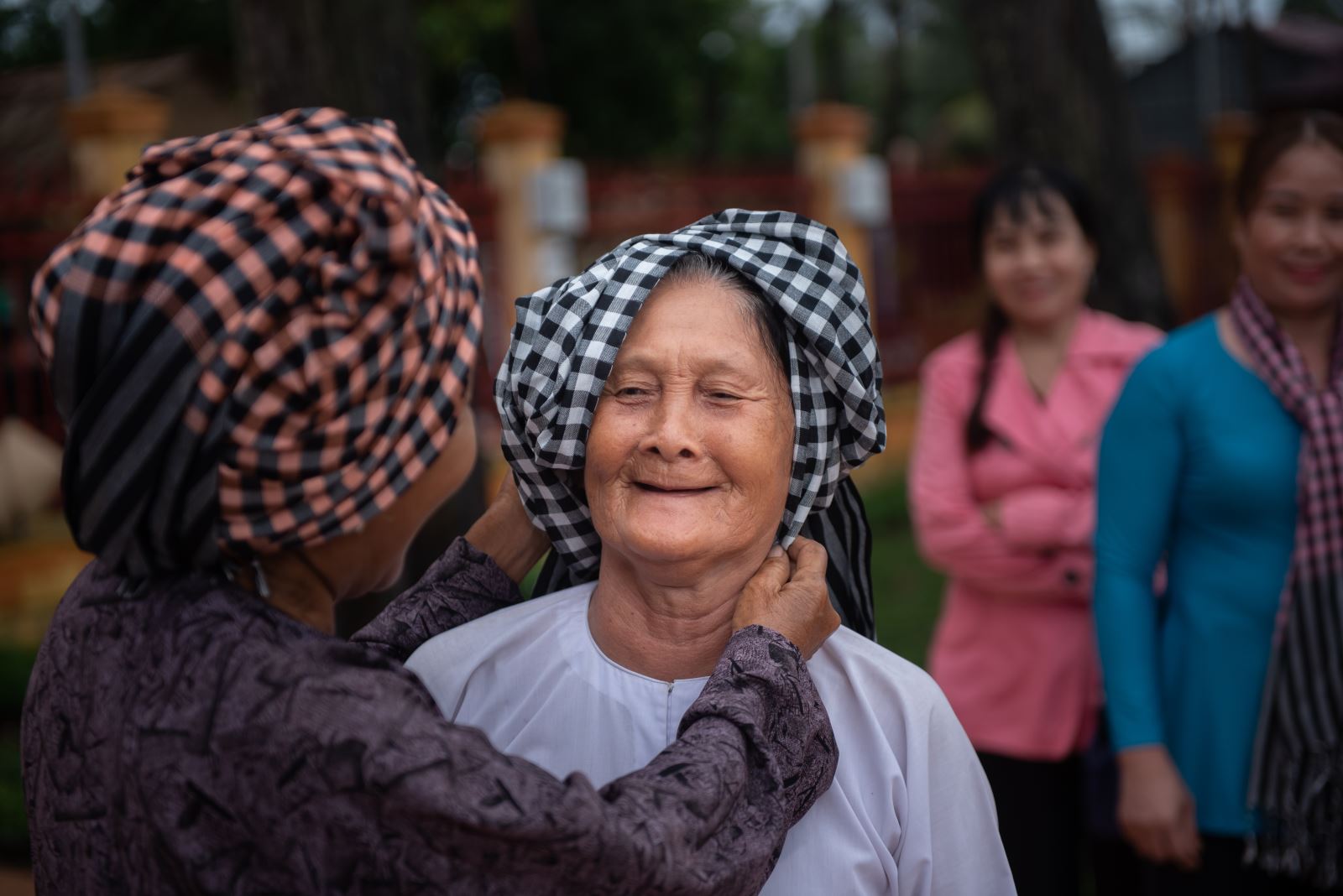 Bà Nguyễn Thị Tư gần 80 tuổi mừng rơi nước mắt khi được sống lại những ngày tháng cũ với cảnh chợ Ma.