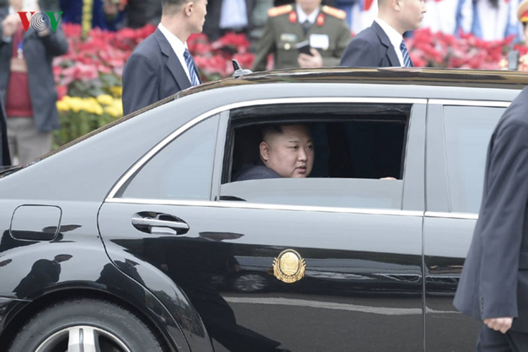 Chủ tịch Kim Jong-un lên xe ô tô đi về Hà Nội.