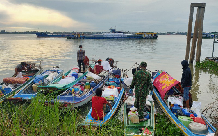 Sử dụng thuyền máy để nhập cảnh trái phép vào Việt Nam.
