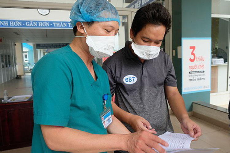 Bác sĩ Nguyễn Đại Vĩnh, Giám đốc Trung tâm y tế Hòa Vang dặn dò người bệnh khi xuất viện.