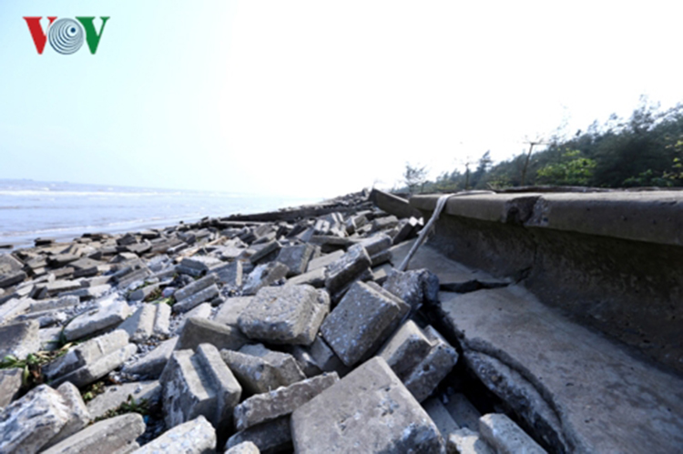 Kè biển bị sóng đánh sạt lở ở nhiều điểm trên tuyến đê biển huyện Hải Hậu.