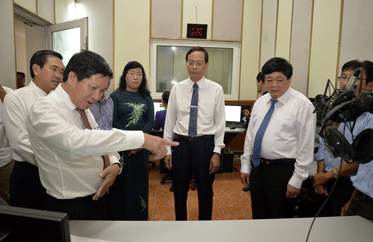 Phó Tổng GĐ VOV Vũ Hải Quang giới thiệu về hệ thống sản xuất chương trình phát thanh hiện đại mà VOV trao tặng cho NTV.