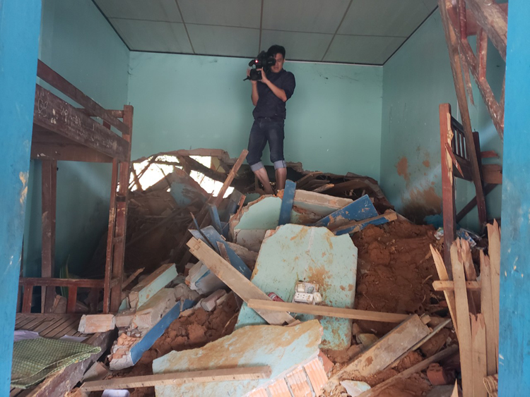 4.	Một khu nội trú của học sinh vùng cao xã Phước Thành, huyện Phước Sơn bị sạt lở gây hư hỏng.