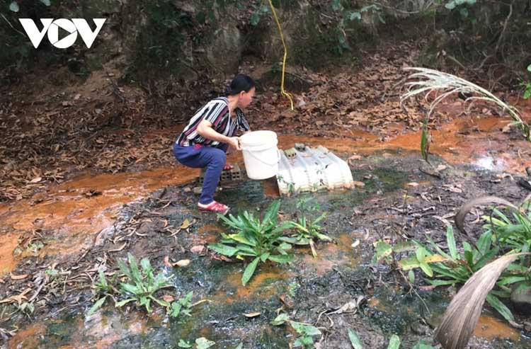 Giếng nước của gia đình bà Hoàng Thị Hội (ấp 7, xã Xuân Tâm) bị nước rỉ chất thải, gây ô nhiễm nghiêm trọng.