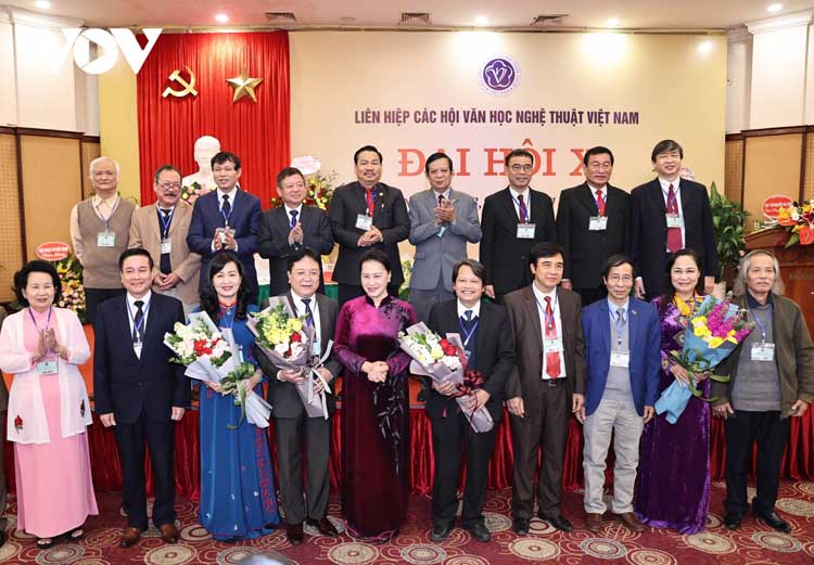 Chủ tịch Quốc hội Nguyễn Thị Kim Ngân biểu dương và cảm ơn những cống hiến to lớn của đội ngũ văn nghệ sĩ, cũng như của Liên hiệp các Hội Văn học, nghệ thuật Việt Nam.