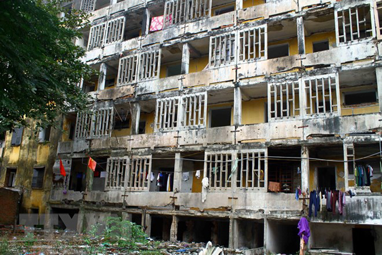 Một số hộ dân vẫn quyết bám trụ ở dãy nhà B3 của chung cư Quang Trung, thành phố Vinh, Nghệ An do việc đền bù chưa thỏa đáng.  (Ảnh TTXVN)