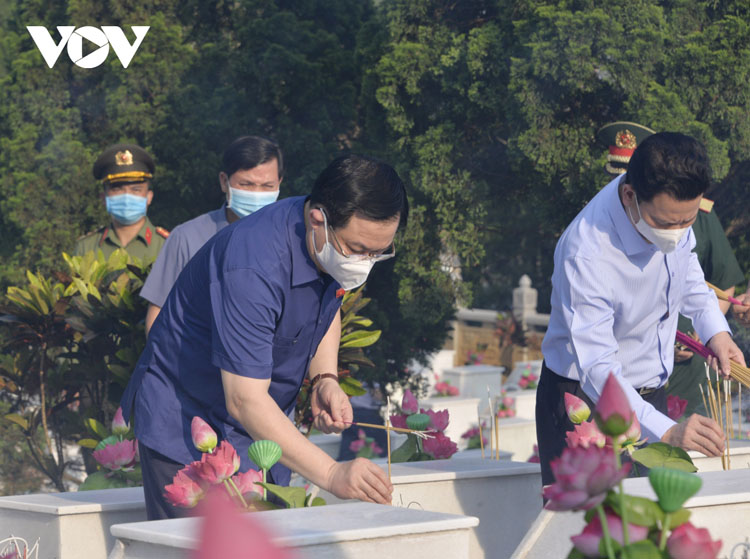 Chủ tịch Quốc hội thắp hương tại nghĩa trang Vị Xuyên.