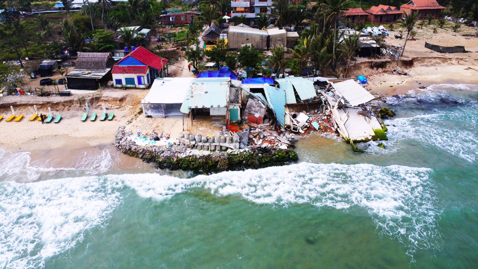 Chỉ trong nửa tháng sau Tết Nguyên đán, 4 ngôi nhà của người dân Cẩm An bị sóng biển cào sụp.