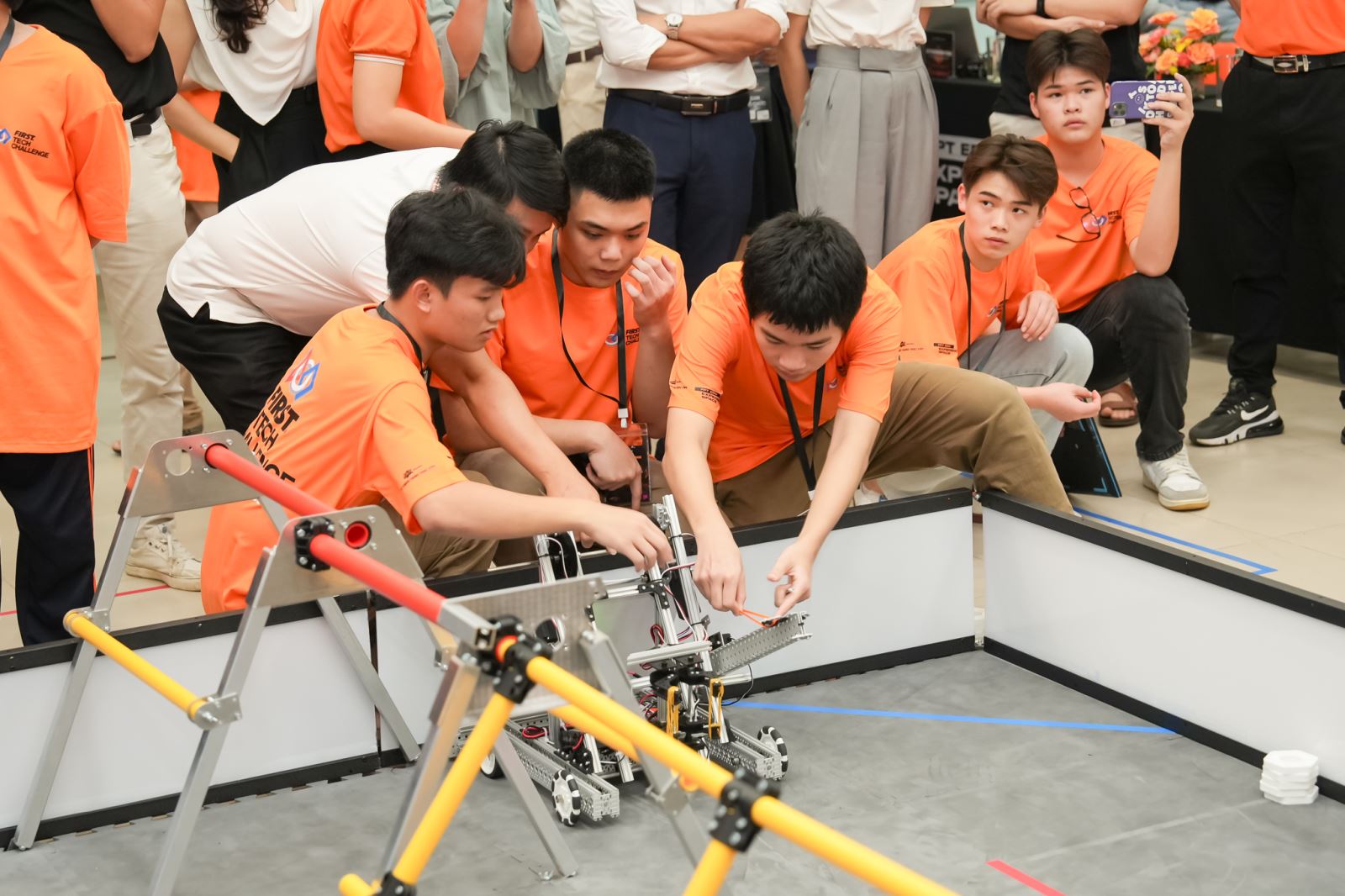 Các đội tuyển robot của các trường phổ thông tham gia thi đấu tại sự kiện