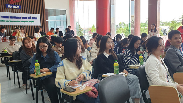  Đoàn sinh viên tham gia giao lưu cùng đại diện Nhà máy Number One Hà Nam