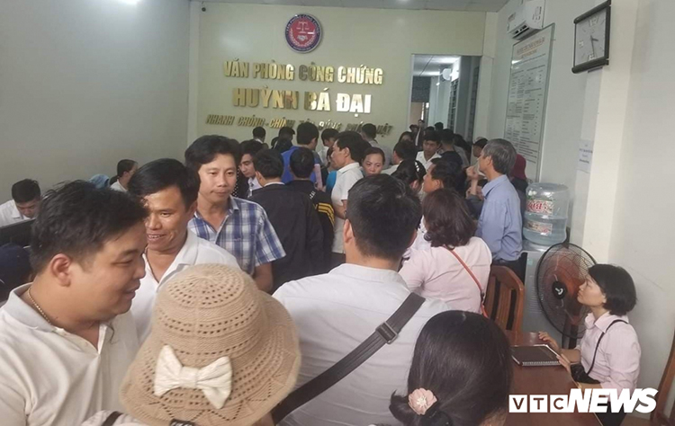 Cảnh người dân Đà Nẵng công chứng đất đai tại phòng công chứng.  