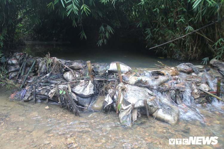 Con suối Khại dẫn nước cho nhà máy nước sạch Sông Đà (xã Phú Minh, Kỳ Sơn, Hòa Bình) bị nhiễm bẩn do dầu thải đổ vào đầu nguồn. (ảnh: VTCNews).