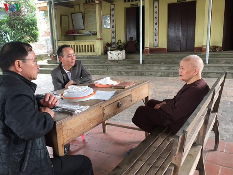  A Ni trưởng Thích Đàm Chính trò chuyện cùng du khách đến với chùa Tiêu.