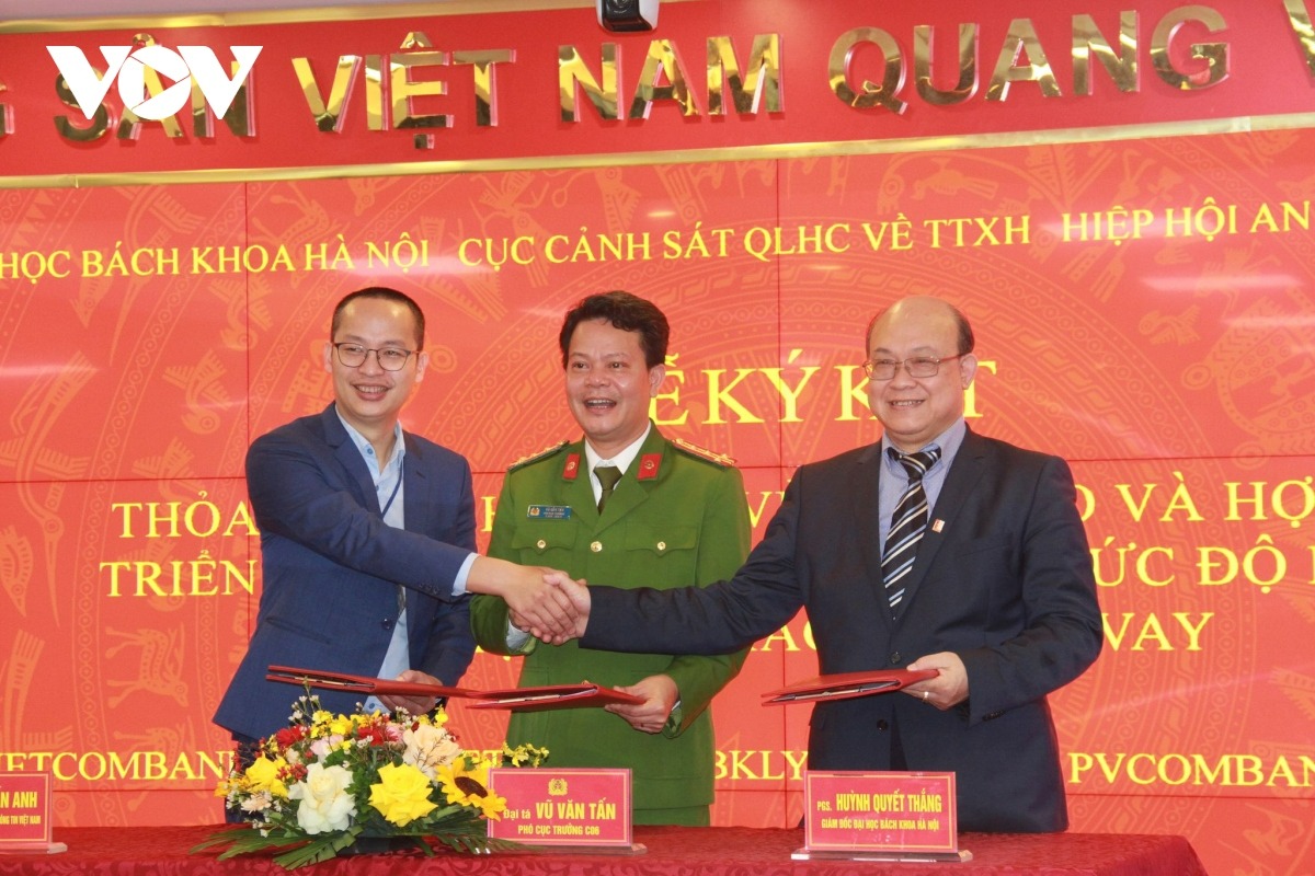 Cục Cảnh sát quản lý hành chính về trật tự xã hội (C06, Bộ Công an) và Đại học Bách khoa Hà Nội và Hiệp hội an toàn thông tin Việt Nam ký kết biên bản thoả thuận.