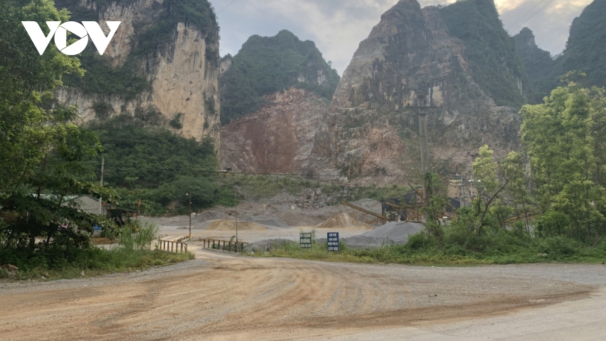Xung quanh đường vào các xã Yên Vượng, xã Đồng Tân của huyện Hữu Lũng có rất nhiều mỏ đá như Mỏ đá Hoàng Khánh Linh, Mỏ Võ Nói, Mỏ Yên Vượng hay Mỏ Thành Đông.