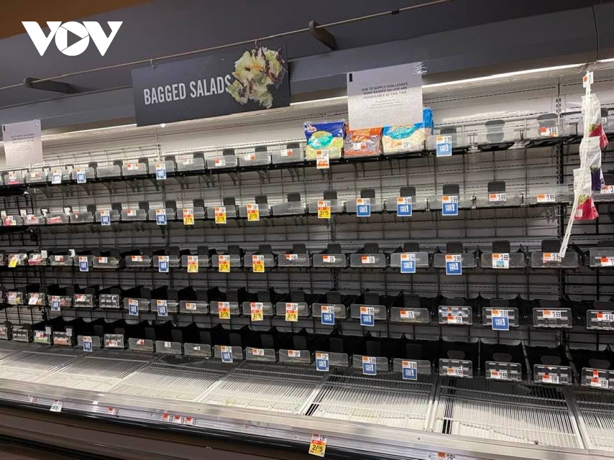 Cảnh các kệ hàng trống rỗng nay đã quay trở lại tại nhiều siêu thị Mỹ, giống như hồi đầu xuất hiện đại dịch Covid-19. (Ảnh: Phạm Huân/VOV-Washington)