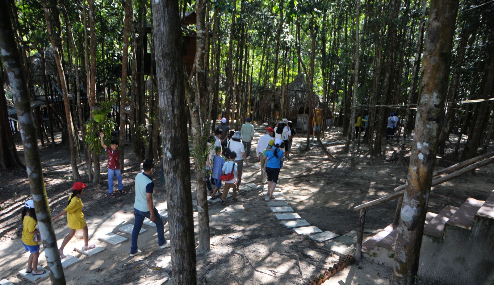 Du khách tham quan Rừng Quốc gia Phú Quốc.