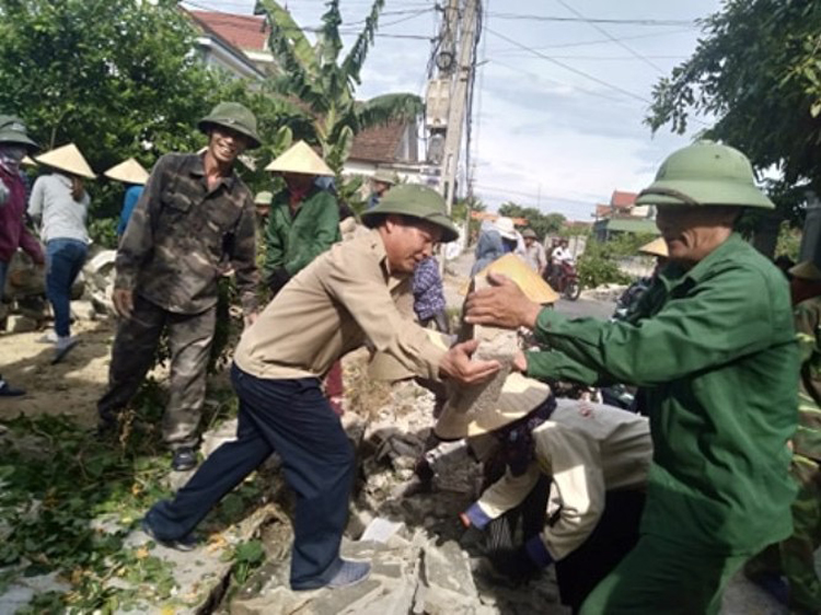 Người dân Can Lộc hiến ngày công tham gia xây dựng nông thôn mới.   Ảnh: P.V